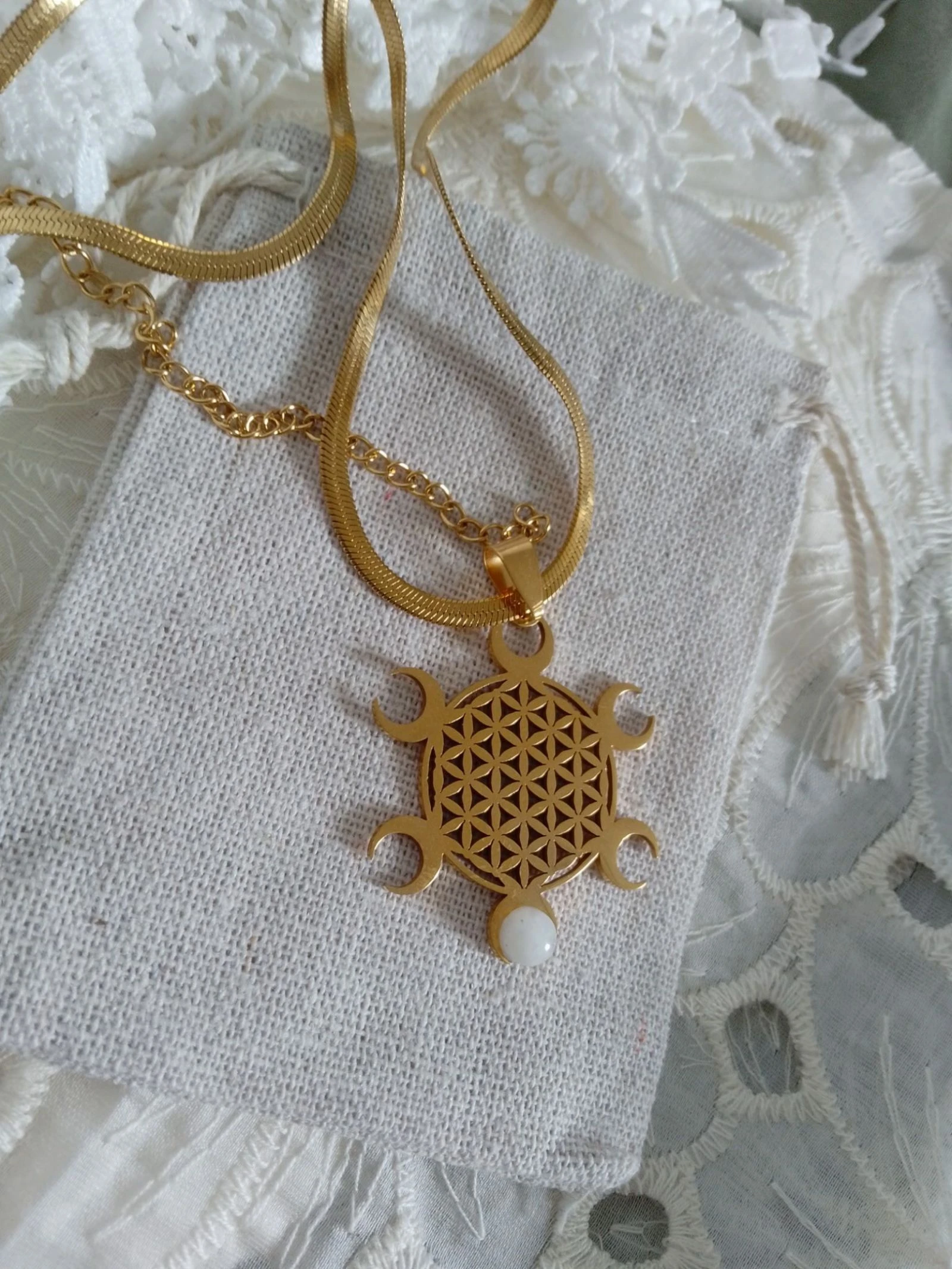 Collier fleur de vie dorée avec Pierre de lune blanche naturelle 